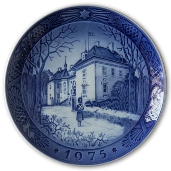 Royal Copenhagen Porcelain Plate - 1975 The Queen's Residence 10/10 condition - Picture 3 of 3